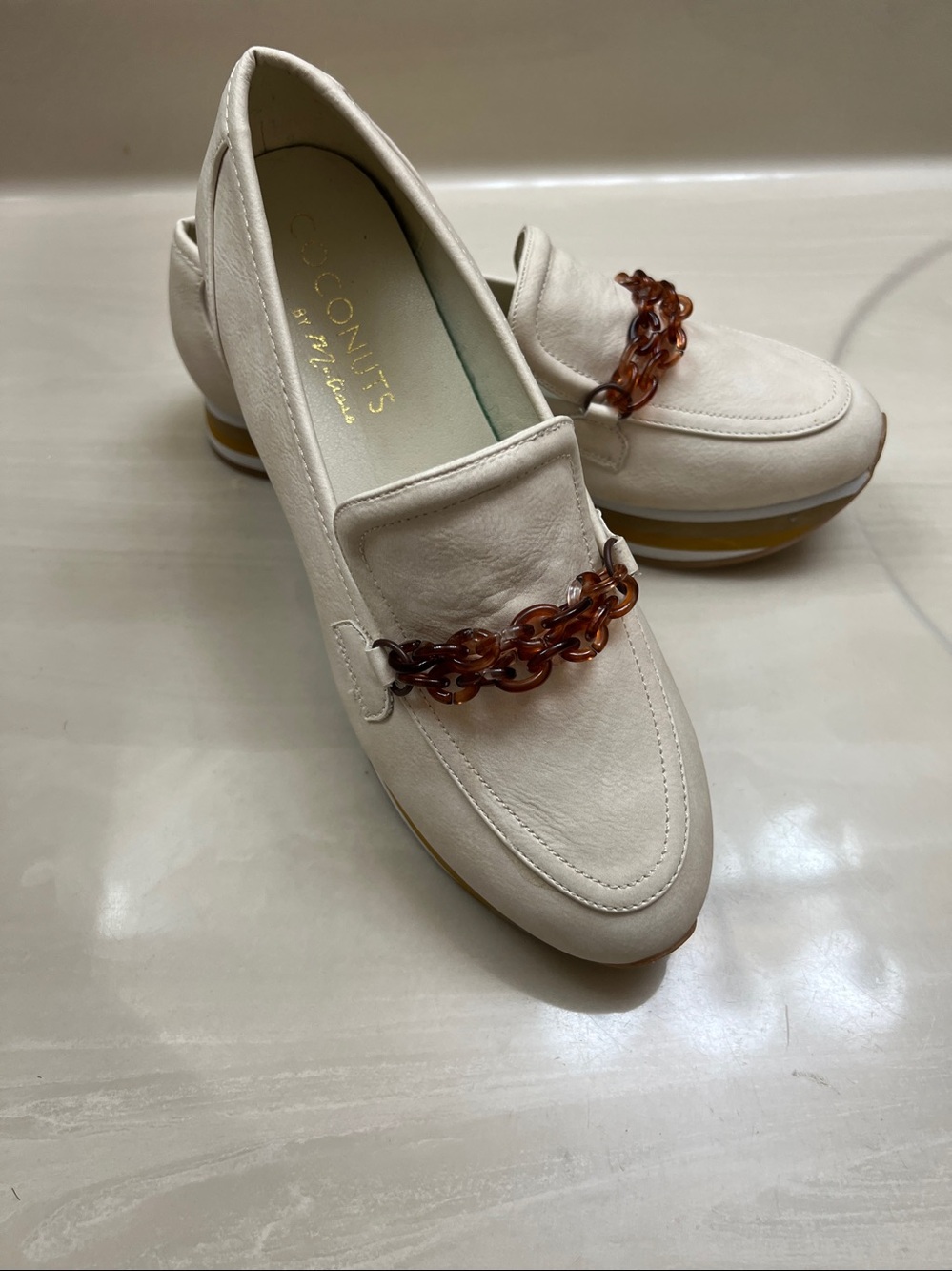 Coconuts by Matisse Cream Women’s Loafers with Tortoiseshell Chain
Size 10